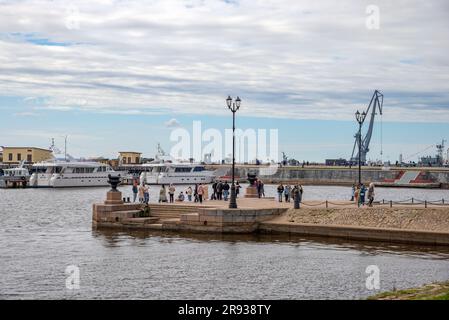 KRONSTADT, RUSSLAND - 01. MAI 2022: Peter der große Pier an einem Frühlingstag. Kronstadt Stockfoto