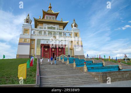 ELISTA, RUSSLAND - 04. JUNI 2023: Blick auf den buddhistischen Tempel „Goldener Wohnsitz des Buddha Shakyamuni“. Elista, Republik Kalmykien Stockfoto