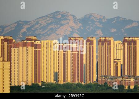 YANTAI, CHINA - 22. JUNI 2023 - Eine große Anzahl von Wohn- und Immobilienprojekten wird in Yantai, Provinz Shandong, China, am 22. Juni 2023 gesehen. Stockfoto