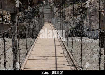 Hängebrücke aus Holz und Stahlseilen über dem Fluss swat am bahrain Bazar, swat Valley. Stockfoto