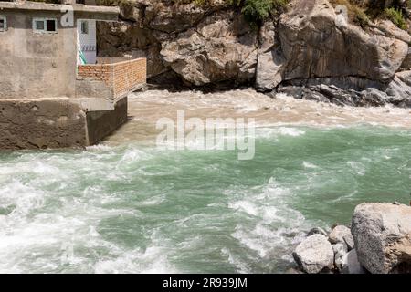 Reines Wasser und verschmutztes Wasser treffen sich in der Nahaufnahme des Flusses Stockfoto