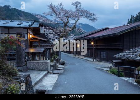 Nachtsicht auf Tsumagojyuku in Kirschblüte Stockfoto