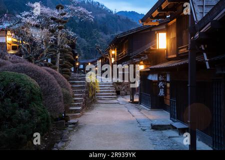 Nachtsicht auf Tsumagojyuku in Kirschblüte Stockfoto