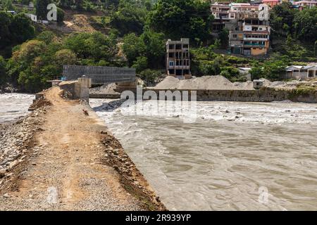 Die Asphaltstraße wurde durch heftigen Regen und Überschwemmungen im swat-Tal in Pakistan zerstört Stockfoto