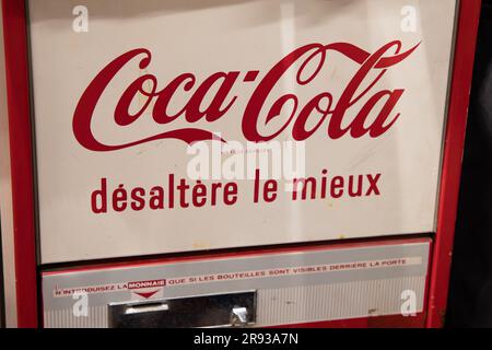 lyon , Frankreich - 06 16 2023 : Coca-Cola-Logo und rote Textmarke auf dem alten französischen Verkaufsautomaten, Kühlschrank, Café mit frischen Getränken Stockfoto