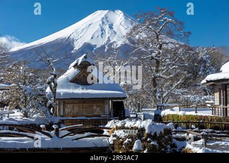 Verschneite Landschaft von Oshinohakkai Stockfoto