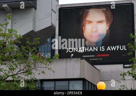 Display-Werbespot für Black Mirror Serie 6 Folge Joan is Faulty.Text Jonathan is Faulty. Netflix-Serie auf Streamberry. Piccadilly-Gärten. Manchester Stockfoto