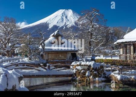 Verschneite Landschaft von Oshinohakkai Stockfoto