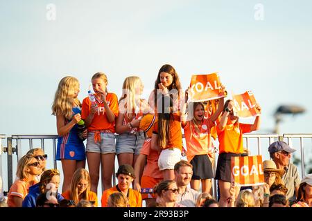 Amstelveen, Niederlande. 23. Juni 2023. AMSTELVEEN, NIEDERLANDE - JUNI 23: Fans der Niederlande feiern am 23. Juni 2023 beim FIH Hockey Pro League Frauenspiel zwischen den Niederlanden und Deutschland im Wagener Stadion in Amstelveen, Niederlande (Foto von Rene Nijhuis/BSR-Agentur). Kredit: BSR-Agentur/Alamy Live News Stockfoto