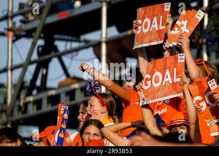 Amstelveen, Niederlande. 23. Juni 2023. AMSTELVEEN, NIEDERLANDE - JUNI 23: Fans der Niederlande feiern ein Tor beim FIH Hockey Pro League Frauenspiel zwischen den Niederlanden und Deutschland im Wagener Stadion am 23. Juni 2023 in Amstelveen, Niederlande (Foto von Rene Nijhuis/BSR-Agentur). Kredit: BSR-Agentur/Alamy Live News Stockfoto