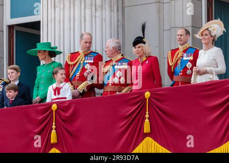 Die britische königliche Familie auf dem Balkon des Buckingham Palace, um zu beobachten, wie Trooping the Colour vorbeifliegt. Foto: Amanda Rose/Alamy Stockfoto