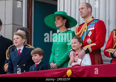 Die britische königliche Familie auf dem Balkon des Buckingham Palace, um zu beobachten, wie Trooping the Colour vorbeifliegt. Foto: Amanda Rose/Alamy Stockfoto