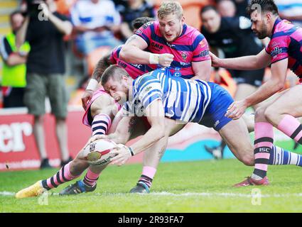 Blackpool, Großbritannien. 06. Juni 2016. Bild von Chris Mangnall/SWpix.com - 29/05/2016 - Rugby League - Kingstone Press Championship Summer Bash - Halifax RLFC / Featherstone Rover - Bloomfield Road Blackpool, England - Halifax Ben Heaton angegriffen von Featherstone's Jordan Abdull und Jamie Cording Credit: SWpix/Alamy Live News Stockfoto