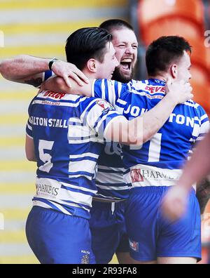 Blackpool, Großbritannien. 06. Juni 2016. Bild von Chris Mangnall/SWpix.com - 29/05/2016 - Rugby League - Kingstone Press Championship Summer Bash - Halifax RLFC / Featherstone Rover - Bloomfield Road Blackpool, England - Halifax's James Saltonstall, Ben Johnston und Ben Heaton feiern Kredit: SWpix/Alamy Live News Stockfoto