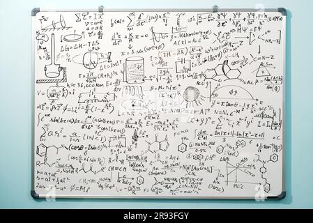 Whiteboard mit mathematischen Gleichungen und Formeln Stockfoto