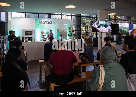 Sao Paulo, Brasilien. 23. Juni 2023. Beim Sao Paulo Coffee Festival in Sao Paulo, Brasilien, am 23. Juni 2023 lernen Besucher die Kaffeezubereitung. Kredit: Wang Tiancong/Xinhua/Alamy Live News Stockfoto