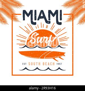 Miami Surf Logo für T-Shirt und Bekleidung, Vintage-Vektordesign mit Handflächen. Typografie für Ausdrucke, Abzeichen, Etiketten oder Poster Stock Vektor