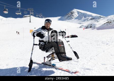 (230624) -- ATHEN, 24. Juni 2023 (Xinhua) -- George Sfaltos trainiert mit einem gespendeten maßgeschneiderten Sit-Ski-Rollstuhl in einem Skizentrum in Mittelgriechenland, 19. Februar 2023. Ein maßgeschneiderter Sit-Ski-Rollstuhl, der vom Piraeus Container Terminal (PCT) in Griechenland, einer Tochtergesellschaft der chinesischen COSCO Shipping, gespendet wird, hilft dem Alpinskifahrer George Sfaltos, seinen Traum von der Teilnahme an den Paralympischen Winterspielen 2026 in Milano Cortina zu verwirklichen. PASSEND zu „Feature: Piraeus Container Terminal hilft dem griechischen Paralympischen Athleten, seinen Traum zu verwirklichen“ (Foto: Lefteris Partsalis/Xinhua) Stockfoto