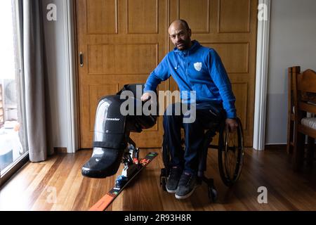 (230624) -- ATHEN, 24. Juni 2023 (Xinhua) -- George Sfaltos posiert mit einem gespendeten Sit-Ski-Rollstuhl zu Hause in Athen, Griechenland, 7. März 2023. Ein maßgeschneiderter Sit-Ski-Rollstuhl, gespendet vom Piraeus Container Terminal (PCT) in Griechenland, einer Tochtergesellschaft von COSCO Shipping in China, hilft dem Alpinskiläufer George Sfaltos, seinen Traum von der Teilnahme an den Paralympischen Winterspielen 2026 in Milano Cortina zu verwirklichen.UND DAZU „Feature: Piräus Container Terminal hilft dem griechischen Paralympischen Athleten, seinen Traum zu verwirklichen“ (Foto: Lefteris Partsalis/Xinhua) Stockfoto