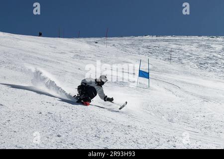 (230624) -- ATHEN, 24. Juni 2023 (Xinhua) -- George Sfaltos trainiert mit einem gespendeten maßgeschneiderten Sit-Ski-Rollstuhl in einem Skizentrum in Mittelgriechenland, 19. Februar 2023. Ein maßgeschneiderter Sit-Ski-Rollstuhl, der vom Piraeus Container Terminal (PCT) in Griechenland, einer Tochtergesellschaft der chinesischen COSCO Shipping, gespendet wird, hilft dem Alpinskifahrer George Sfaltos, seinen Traum von der Teilnahme an den Paralympischen Winterspielen 2026 in Milano Cortina zu verwirklichen. PASSEND zu „Feature: Piraeus Container Terminal hilft dem griechischen Paralympischen Athleten, seinen Traum zu verwirklichen“ (Foto: Lefteris Partsalis/Xinhua) Stockfoto