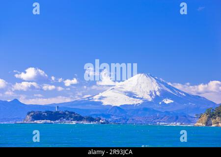 Enoshima Island und Mt. Stockfoto