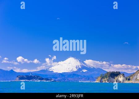 Enoshima Island und Mt. Stockfoto