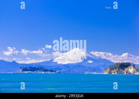 Enoshima Island und Mt. Stockfoto