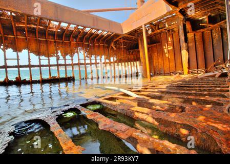 Im Inneren des rostigen Schiffswrack in Griechenland voller Meerwasser in Glyfada Beach nahe Gytheio, Gythio Laconia, Peloponnes, Griechenland. Stockfoto