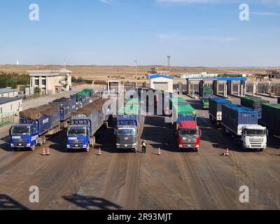 Hohhot. 21. Juni 2023. Dieses Foto wurde am 21. Juni 2023 aufgenommen und zeigt Frachtwaggons, die im Hafen Ganqmod in der Stadt Bayannur, Nordchinas Autonomer Region der inneren Mongolei, inspiziert werden. Das tägliche Warenvolumen im Hafen Ganqmod, dem größten Autobahnhafen an der Grenze zwischen China und der Mongolei, hat in diesem Jahr 170.000 Tonnen überschritten, sagte die Hafenverwaltung am Donnerstag. ZU „China-Mongolei Grenzhafen bewältigt ein Rekordvolumen an Tagesgütern“. Kredit: Li Yunping/Xinhua/Alamy Live News Stockfoto