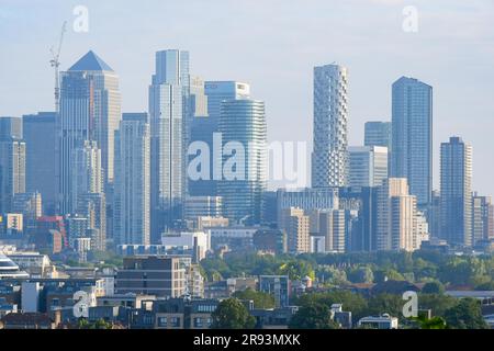 Point Hill, Lewisham, London, Großbritannien. 24. Juni 2023 Wetter in Großbritannien. Blick vom Point Hill in Lewisham in London mit Blick auf die Wolkenkratzer von Canary Wharf an einem Morgen mit glühend heißem, trüben Sonnenschein. Bildnachweis: Graham Hunt/Alamy Live News Stockfoto