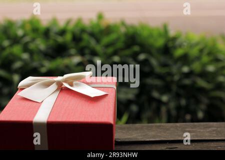 Verschiedene Geschenkboxen mit Sonnenlicht auf dem Rasen des Parks an einem sonnigen Sommertag Stockfoto