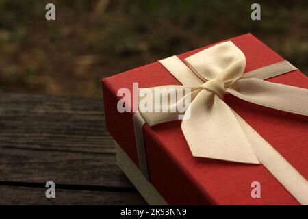 Verschiedene Geschenkboxen mit Sonnenlicht auf dem Rasen des Parks an einem sonnigen Sommertag Stockfoto