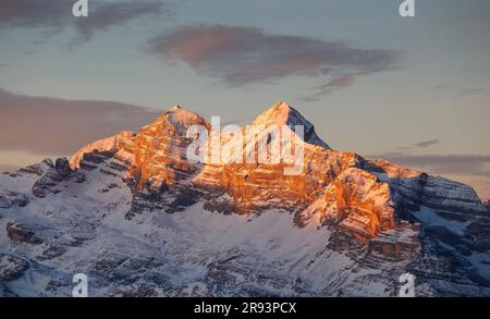 Alpenglow bei Sonnenaufgang, Blick auf die Tofane-Gebirgsgruppe. Tofana di Dentro, di Mezzo Peaks. Dolomiten in der Wintersaison. Venetien. Italienische Alpen. Europa. Stockfoto