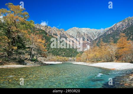 Kamikochis Azusa und die Bergkette Hotaka Stockfoto