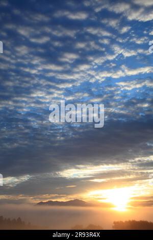 Mt. Daisetsuzan und Sonnenaufgang im Wolkenmeer Stockfoto