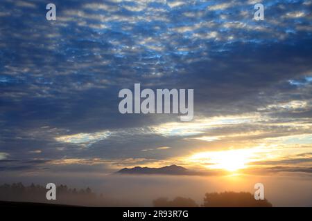 Mt. Daisetsuzan und Sonnenaufgang im Wolkenmeer Stockfoto