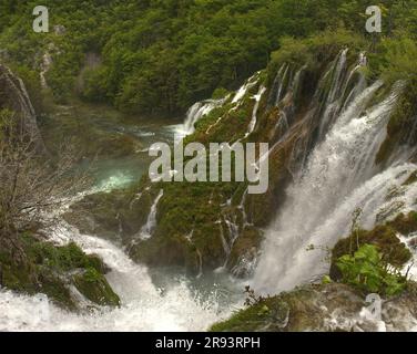 Die Satavci-Wasserfälle, im Nationalpark Plitvicer, Kroatien von oben. Stockfoto