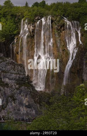 Veliki Slap, der große Wasserfall, im Plitvicer Nationalpark, Kroatien. Stockfoto