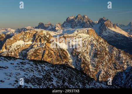 Blick auf Monte Piana bei Sonnenuntergang. Im Hintergrund liegt der Gipfel des Cadini di Misurina. Die Dolomiten in der Wintersaison. Italienische Alpen. Europa. Stockfoto