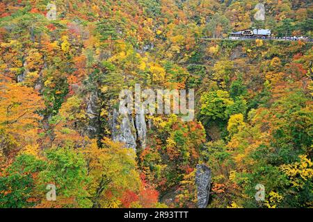 Naruko Gorge in Herbstfarben und Restaurant Stockfoto