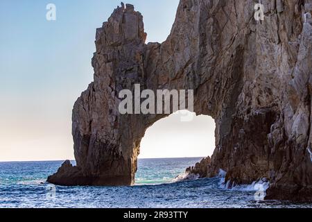 Der Cabo San Lucas Arch ist eine Felsformation, nämlich ein natürlicher Bogen, der den Pazifischen Ozean vom Golf von Kalifornien in Cabo San Lucas trennt. Stockfoto