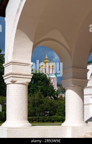 Blick auf die Kirche der Transfiguration des Erlösers aus dem Inneren des Klosters Novodevichy, das zum UNESCO-Weltkulturerbe gehört und sich in Moskau, Russland, befindet Stockfoto