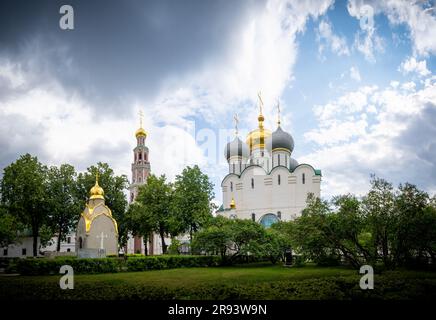 Kathedrale unserer Lieben Frau von Smolensk, achteckiger Glockenturm und Bestattungskapelle, im Inneren des Klosters Novodevichy, das zum UNESCO-Weltkulturerbe gehört. Dramatischer Himmel Stockfoto