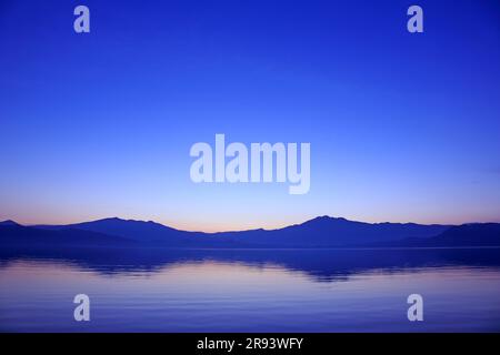 Morgengrauen am Tazawa-See Stockfoto