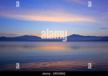 Morgengrauen am Tazawa-See Stockfoto