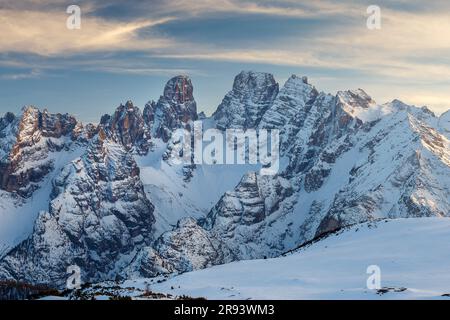 Blick bei Sonnenuntergang auf die Cristallo Mountain Group. Die Dolomiten in der Wintersaison. Italienische Alpen. Europa. Stockfoto