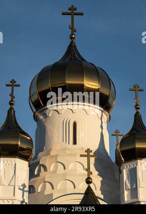 Kuppel des russischen Klosters mit russischen Kreuzen gegen blauen Himmel Stockfoto