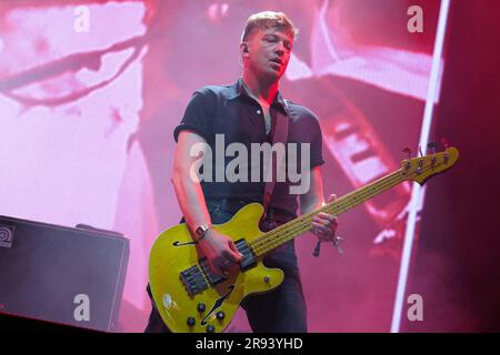 Pilton, Großbritannien. 23. Juni 2023. Daniel Conan Moores, Gitarrist der Courteeners Band, tritt live auf der Bühne des Glastonbury Festival of the Performing Arts auf. Kredit: SOPA Images Limited/Alamy Live News Stockfoto