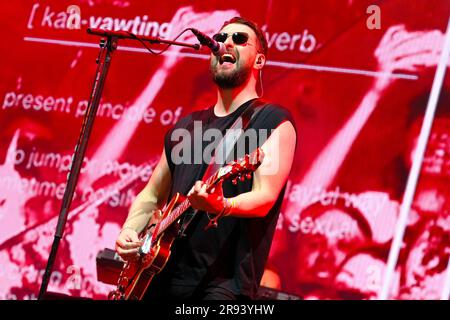 Pilton, Großbritannien. 23. Juni 2023. Liam Ryan James Fray, Leadsänger und Gitarrist der Courteeners Band, tritt beim Glastonbury Festival of the Performing Arts live auf der Bühne auf. Kredit: SOPA Images Limited/Alamy Live News Stockfoto