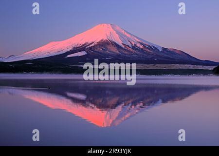 Mt. Fuji und Yamanaka-See bei Sonnenaufgang Stockfoto